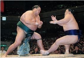 Akebono bounces Takatoriki out of ring in summer sumo